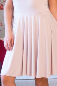 Krátké šaty s kolovou sukní béžové